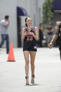 Miley Cyrus feet photo thumbnail