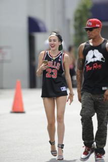 Miley Cyrus feet photo thumbnail