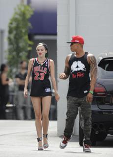 Miley Cyrus feet photo thumbnail