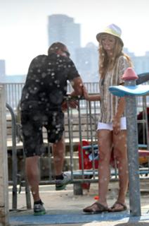 Heidi Klum feet photo thumbnail