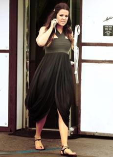 Khloé Kardashian feet photo thumbnail