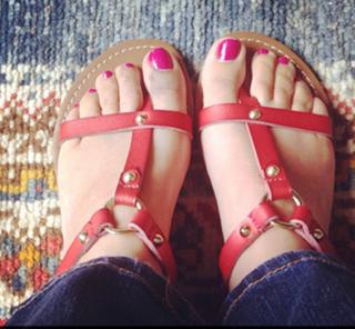 Angela Kinsey feet photo thumbnail