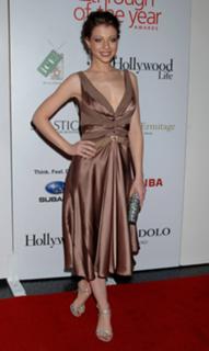 Michelle Trachtenberg feet photo thumbnail