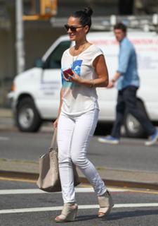 Olivia Munn feet photo thumbnail