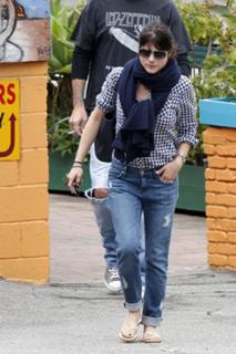 Selma Blair feet photo thumbnail