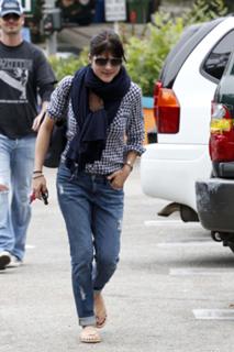 Selma Blair feet photo thumbnail