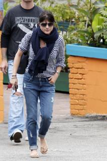 Selma Blair feet photo thumbnail