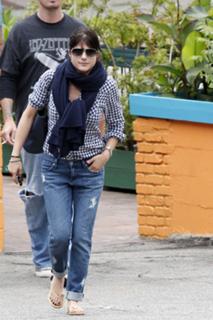 Selma Blair feet photo thumbnail