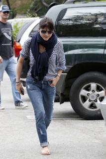 Selma Blair feet photo thumbnail