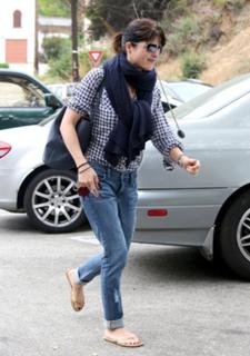 Selma Blair feet photo thumbnail