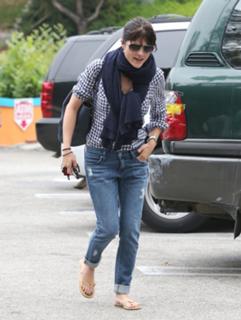 Selma Blair feet photo thumbnail