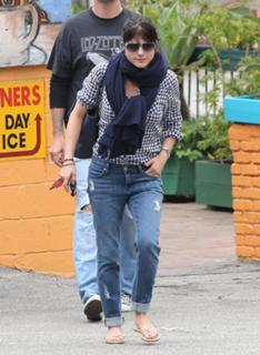 Selma Blair feet photo thumbnail