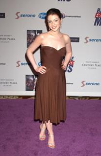 Michelle Trachtenberg feet photo thumbnail