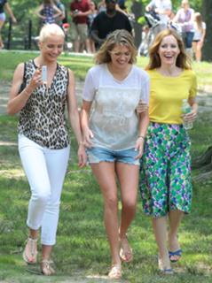 Leslie Mann feet photo thumbnail