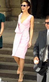 Olga Kurylenko feet photo thumbnail