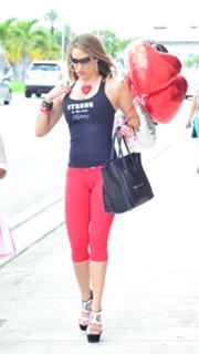 Jennifer Nicole Lee feet photo thumbnail