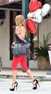 Jennifer Nicole Lee feet photo thumbnail