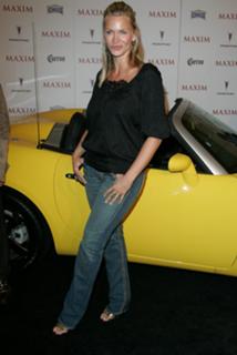 Natasha Henstridge feet photo thumbnail