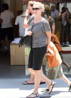 Natasha Henstridge feet photo thumbnail