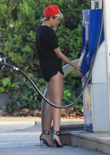Miley Cyrus feet photo thumbnail