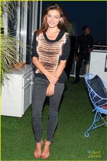 Phoebe Tonkin feet photo thumbnail
