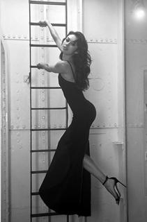 Olga Kurylenko feet photo thumbnail