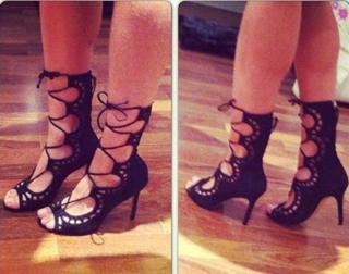 Juliana Salimeni feet photo thumbnail
