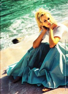 Claudia Schiffer feet photo thumbnail