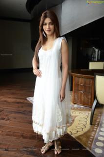 Shruti Haasan feet photo thumbnail