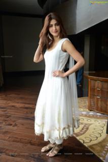 Shruti Haasan feet photo thumbnail