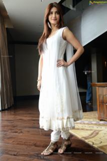 Shruti Haasan feet photo thumbnail