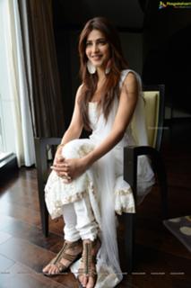 Shruti Haasan feet photo thumbnail