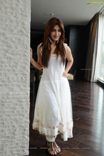 Shruti Haasan feet photo thumbnail