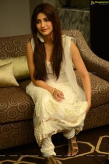 Shruti Haasan feet photo thumbnail