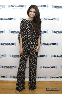 Selena Gomez feet photo thumbnail