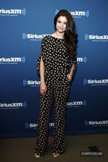Selena Gomez feet photo thumbnail