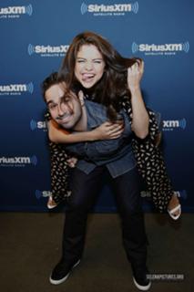 Selena Gomez feet photo thumbnail