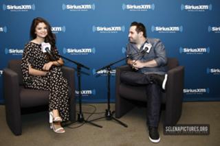 Selena Gomez feet photo thumbnail