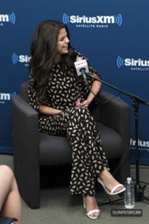 Selena Gomez feet photo thumbnail