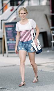AnnaSophia Robb feet photo thumbnail