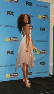 Kelly Rowland feet photo thumbnail