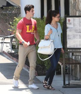 Selena Gomez feet photo thumbnail