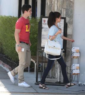 Selena Gomez feet photo thumbnail
