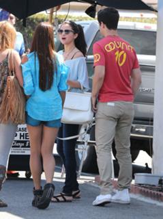 Selena Gomez feet photo thumbnail