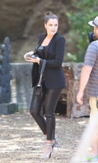 Khloé Kardashian feet photo thumbnail