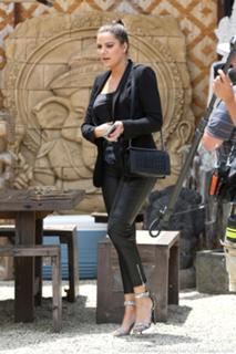 Khloé Kardashian feet photo thumbnail