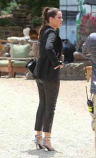 Khloé Kardashian feet photo thumbnail