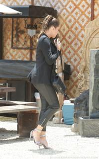 Khloé Kardashian feet photo thumbnail
