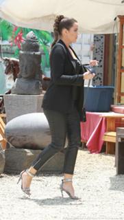 Khloé Kardashian feet photo thumbnail