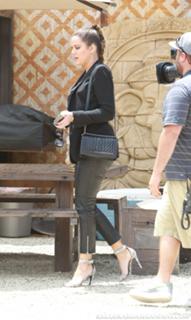 Khloé Kardashian feet photo thumbnail
